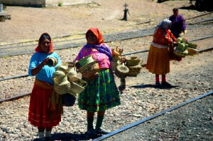 Tarahumaras vendiendo cestas